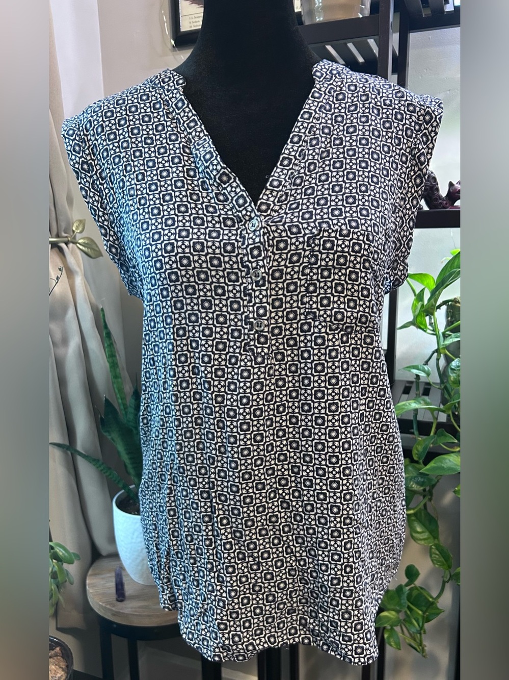Navy & White Geometric Cap-Sleeve Women’s Top